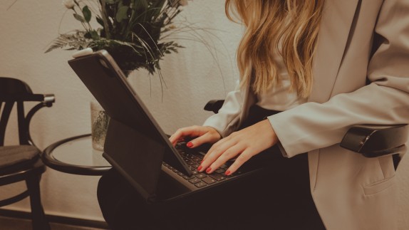 Frau am Laptop