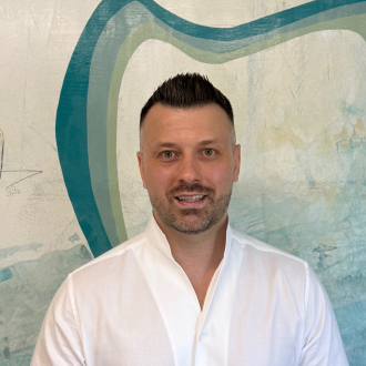 Julian Hofmann - Fachzahnarzt für Oralchirurgie